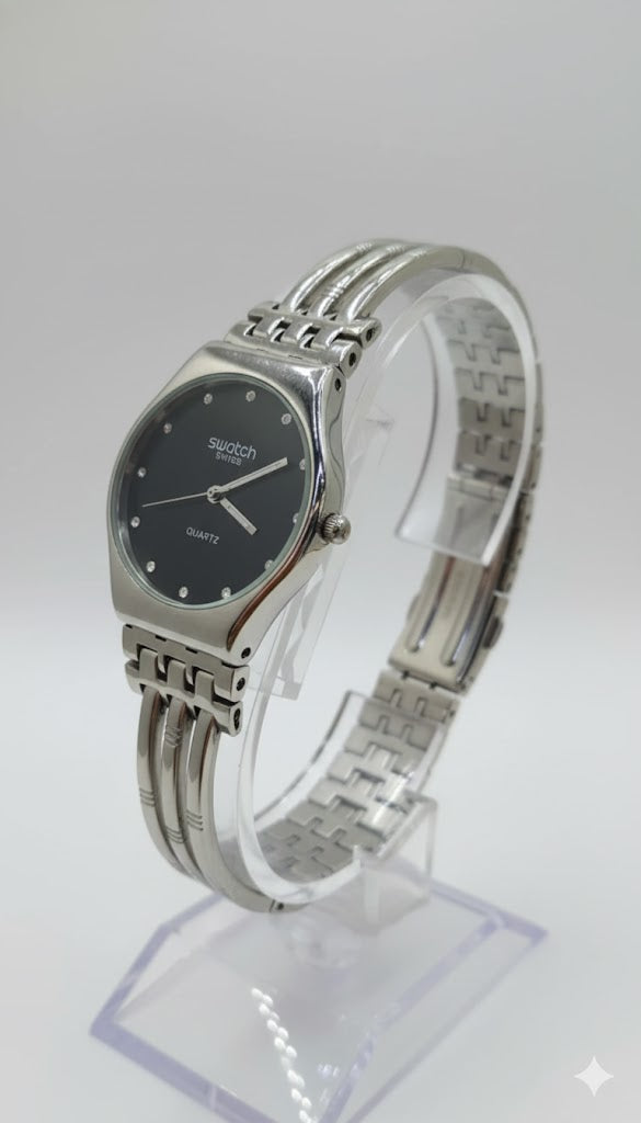 swatch Montre Bangle Acier Inoxydable et Cadran Noir (Black Dial & Silver Bangle Watch)